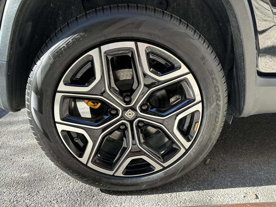 2022 Rivian R1S - Image 22 of 31