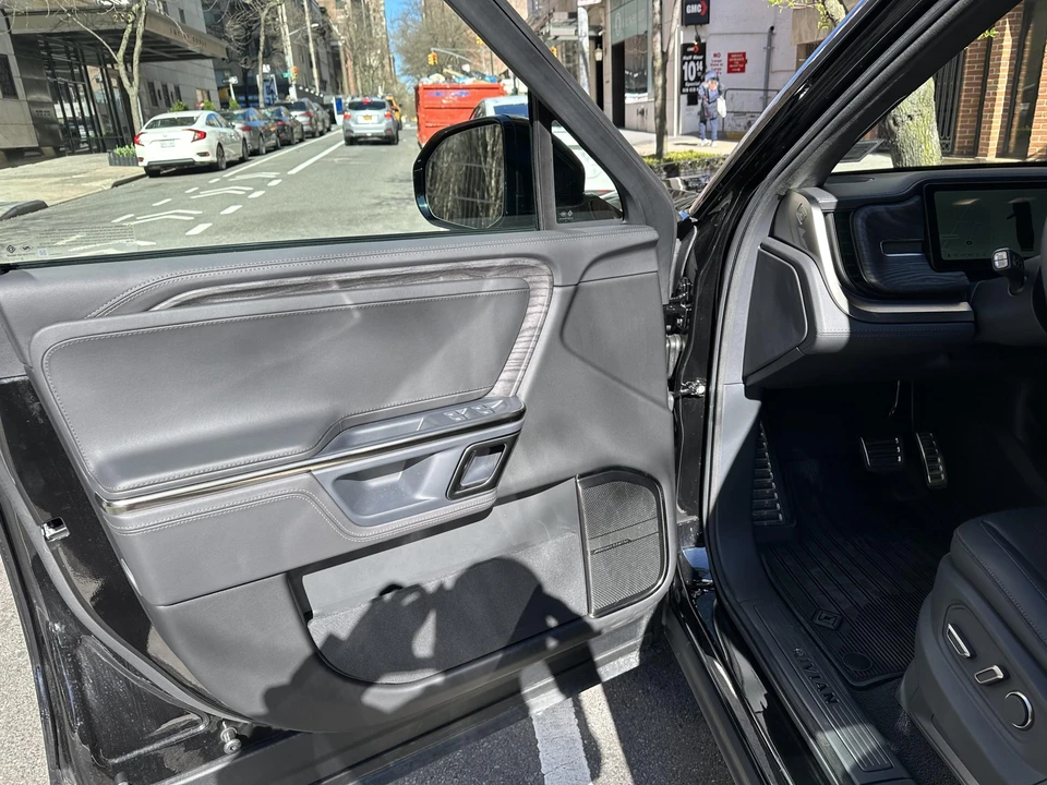 2022 Rivian R1S - Image 26 of 31