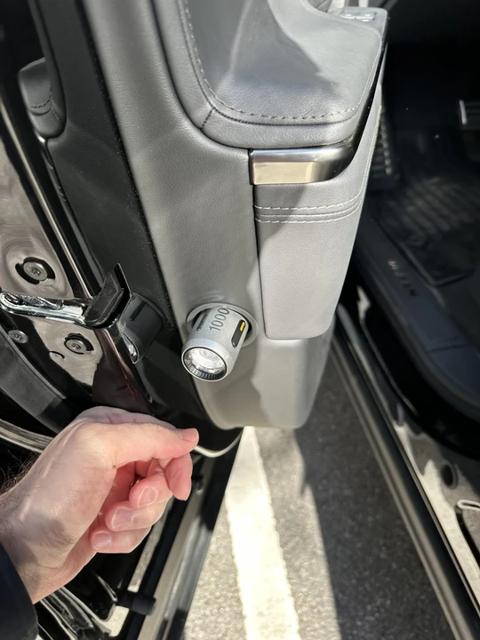 2022 Rivian R1S - Image 28 of 31