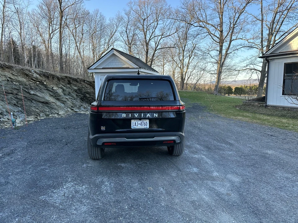 2022 Rivian R1S - Image 11 of 31