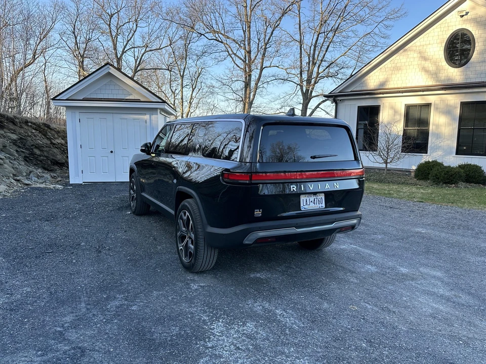 2022 Rivian R1S - Image 5 of 31