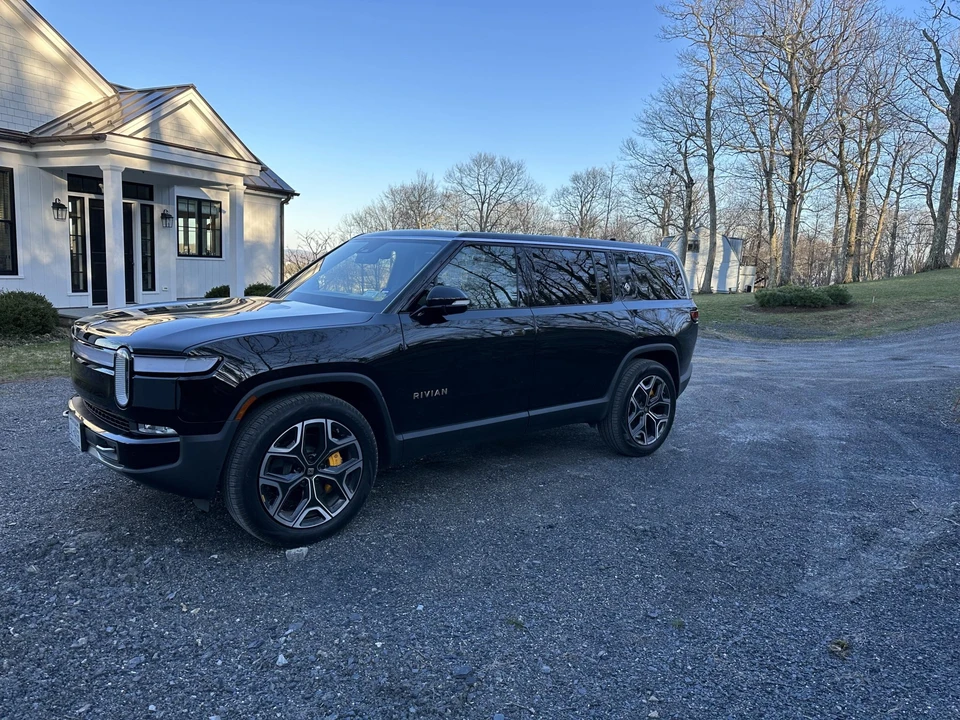 2022 Rivian R1S - Image 2 of 31