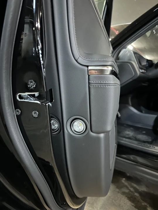 2022 Rivian R1S - Image 27 of 31