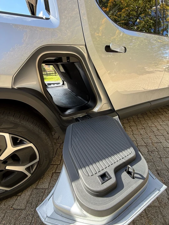 2022 Rivian R1T - Image 9 of 17