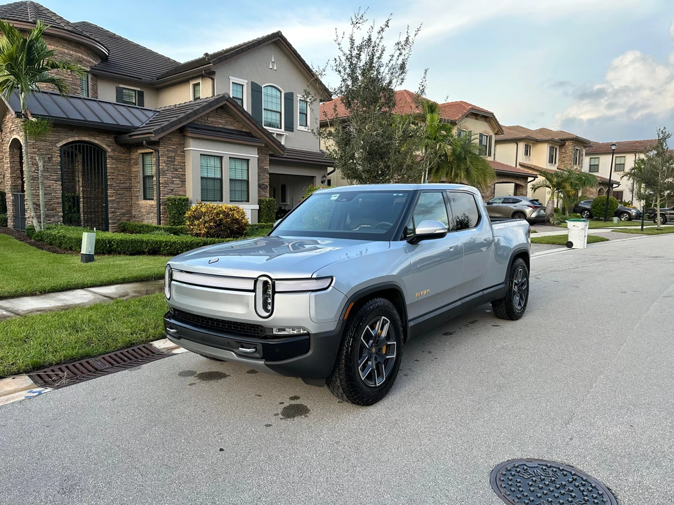 2022 Rivian R1T - Image 9 of 31