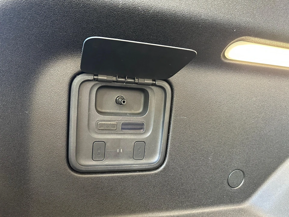 2022 Rivian R1T - Image 25 of 31