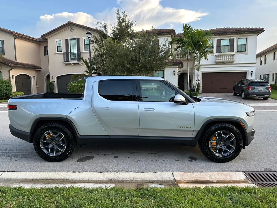 2022 Rivian R1T - Image 17 of 31