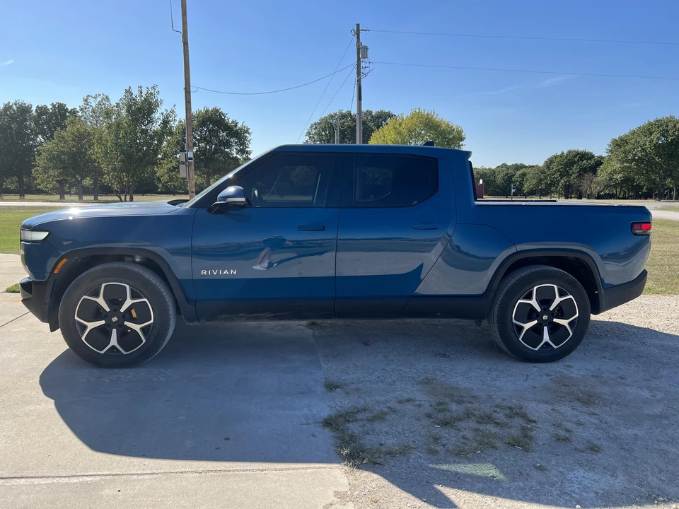 2022 Rivian R1T - Image 9 of 31