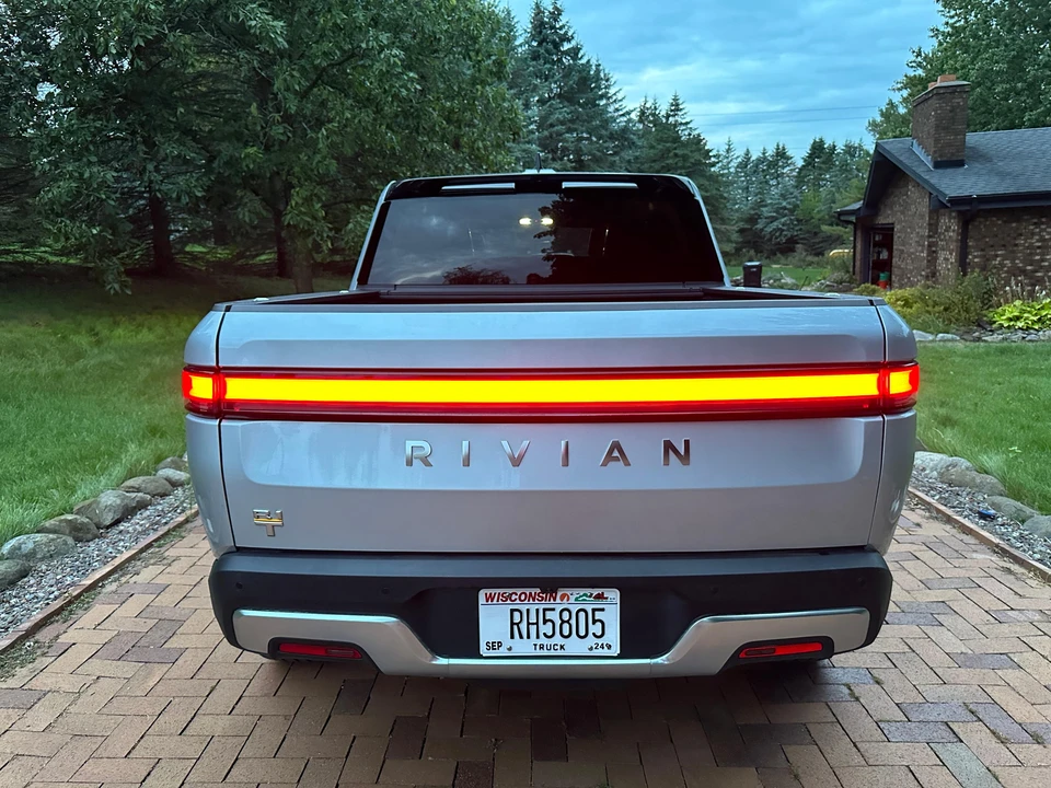 2022 Rivian R1T - Image 9 of 31