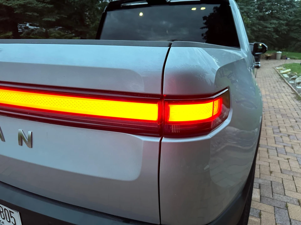 2022 Rivian R1T - Image 18 of 31