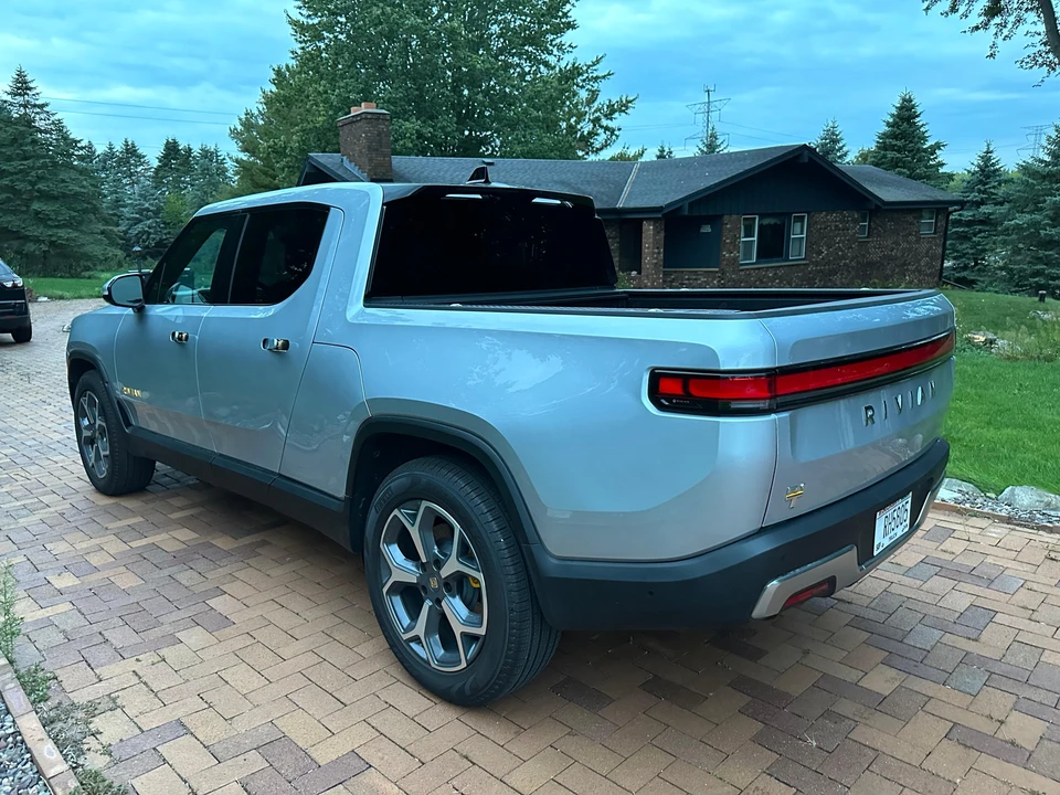 2022 Rivian R1T - Image 8 of 31