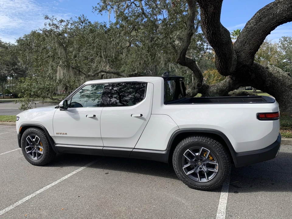 2022 Rivian R1T - Image 9 of 31