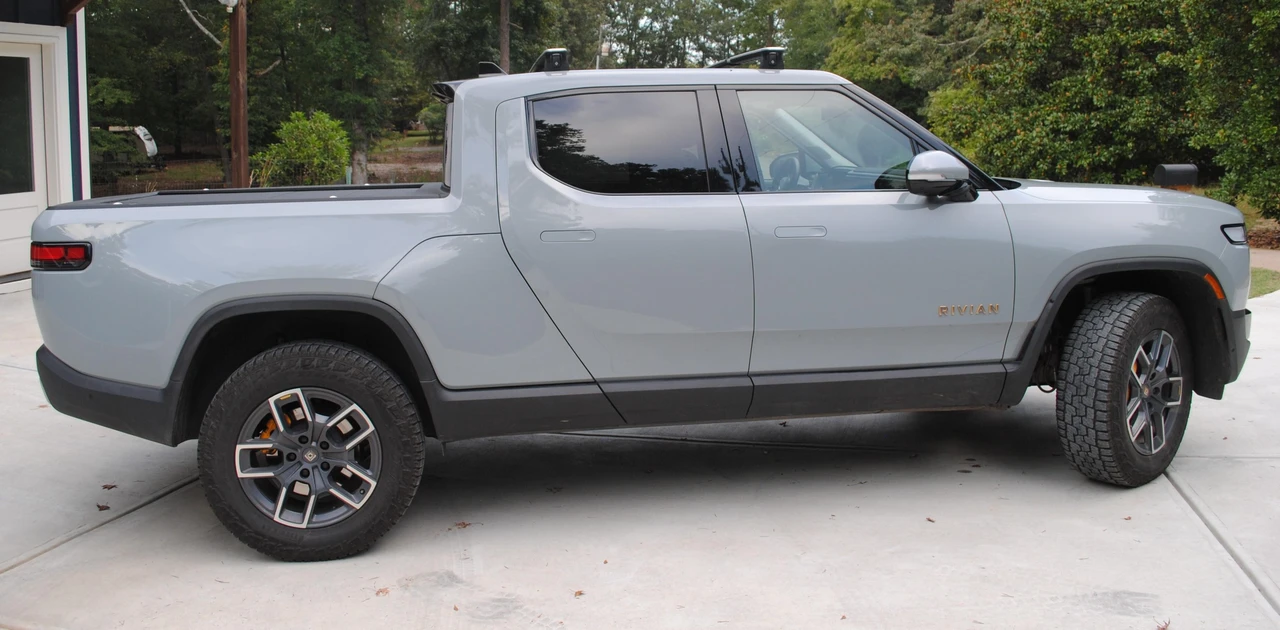 2022 Rivian R1T - Image 10 of 23