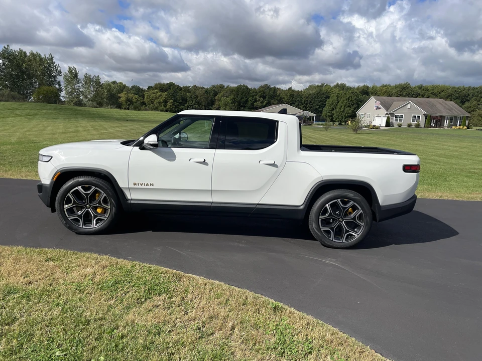 2022 Rivian R1T - Image 12 of 31