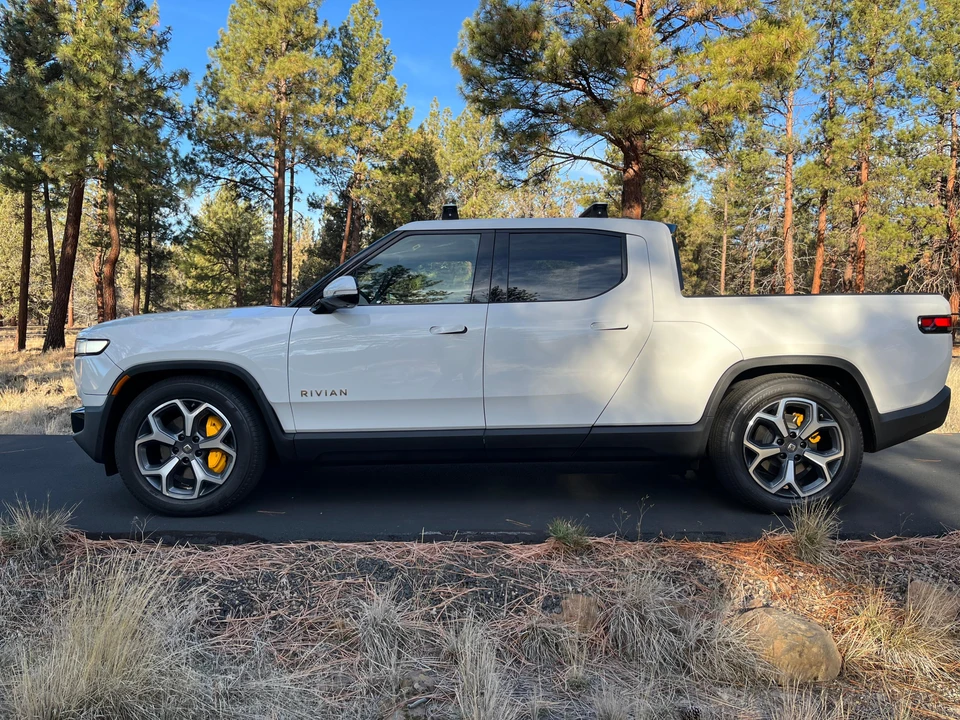2022 Rivian R1T - Image 13 of 31