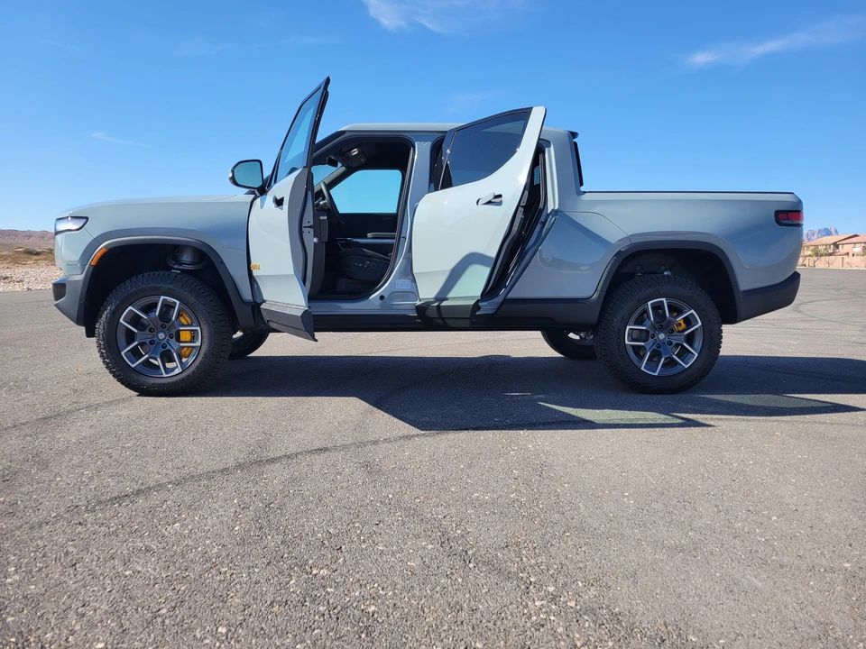 2022 Rivian R1T - Image 10 of 31