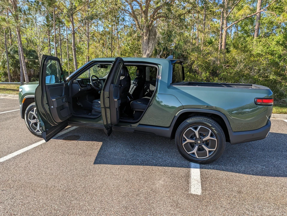 2022 Rivian R1T - Image 15 of 31