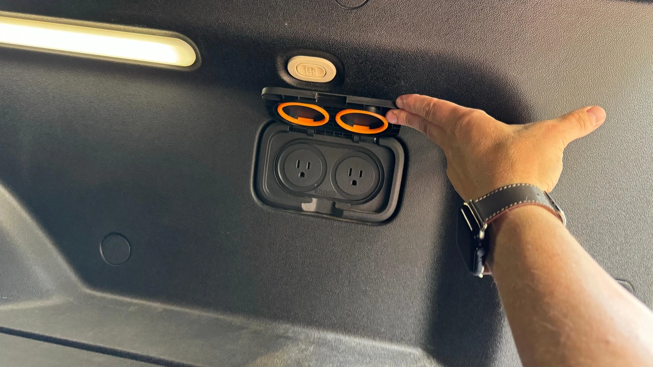 2022 Rivian R1T - Image 20 of 31