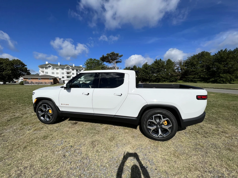 2022 Rivian R1T - Image 10 of 31
