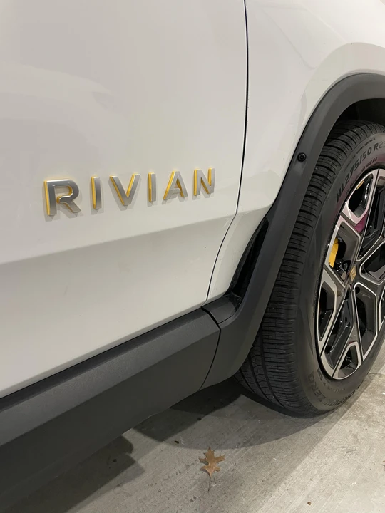 2022 Rivian R1T - Image 25 of 31