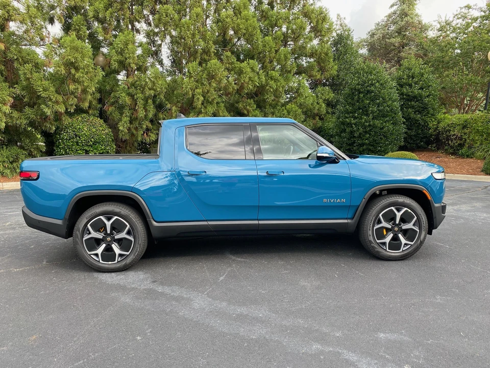 2022 Rivian R1T - Image 12 of 31
