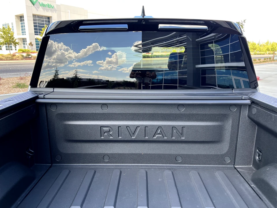 2022 Rivian R1T - Image 18 of 31