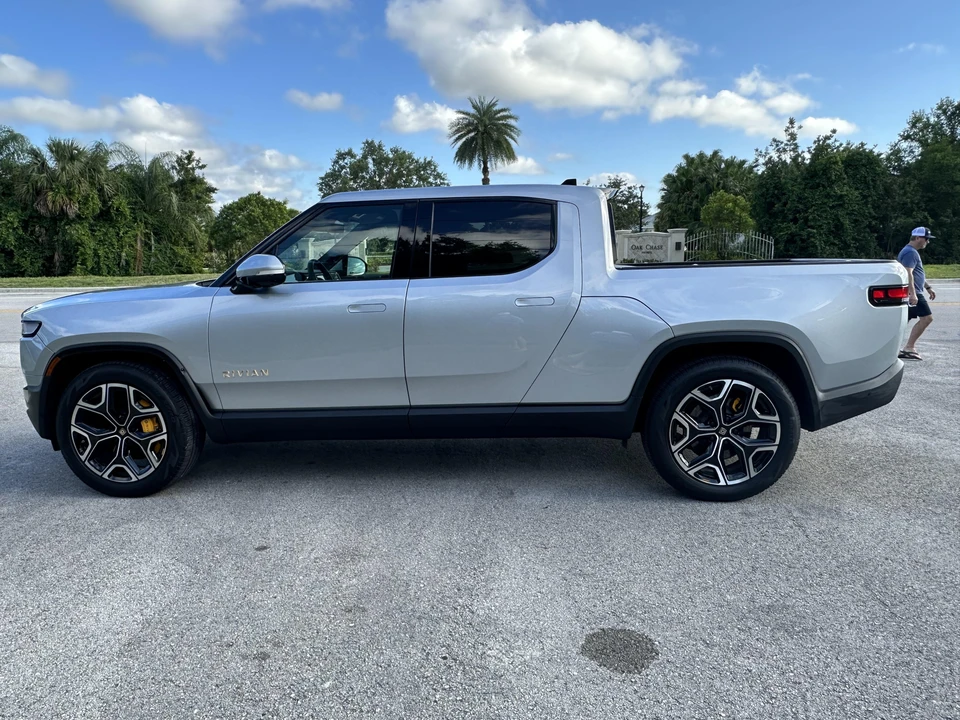 2022 Rivian R1T - Image 9 of 31