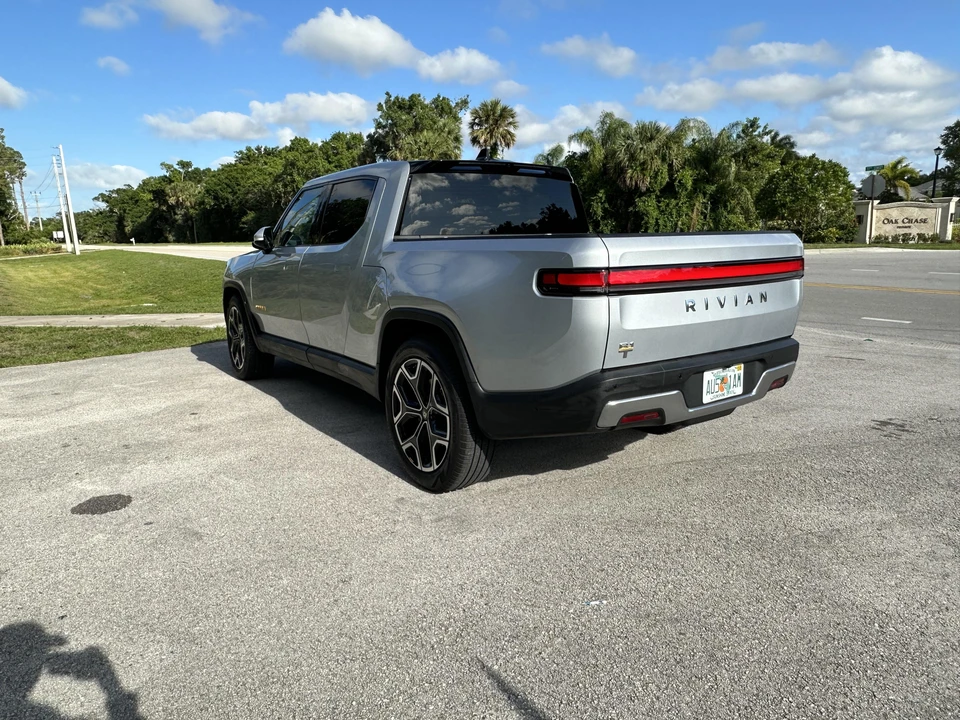 2022 Rivian R1T - Image 10 of 31