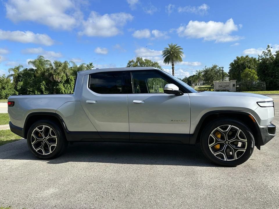 2022 Rivian R1T - Image 15 of 31
