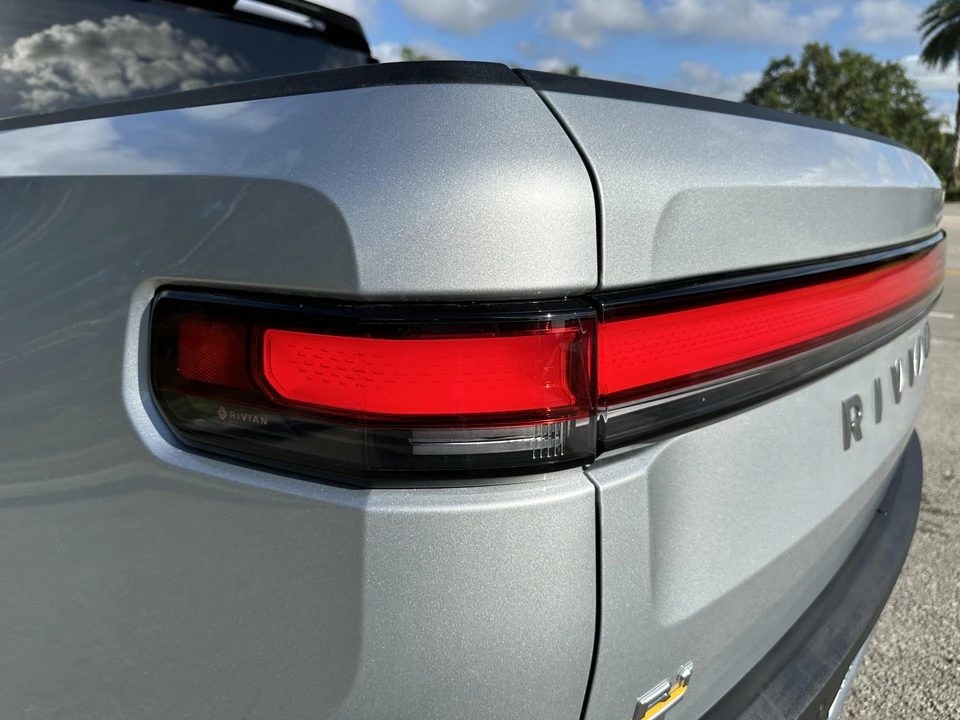 2022 Rivian R1T - Image 25 of 31