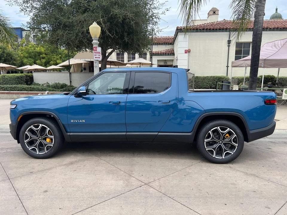2022 Rivian R1T - Image 7 of 31