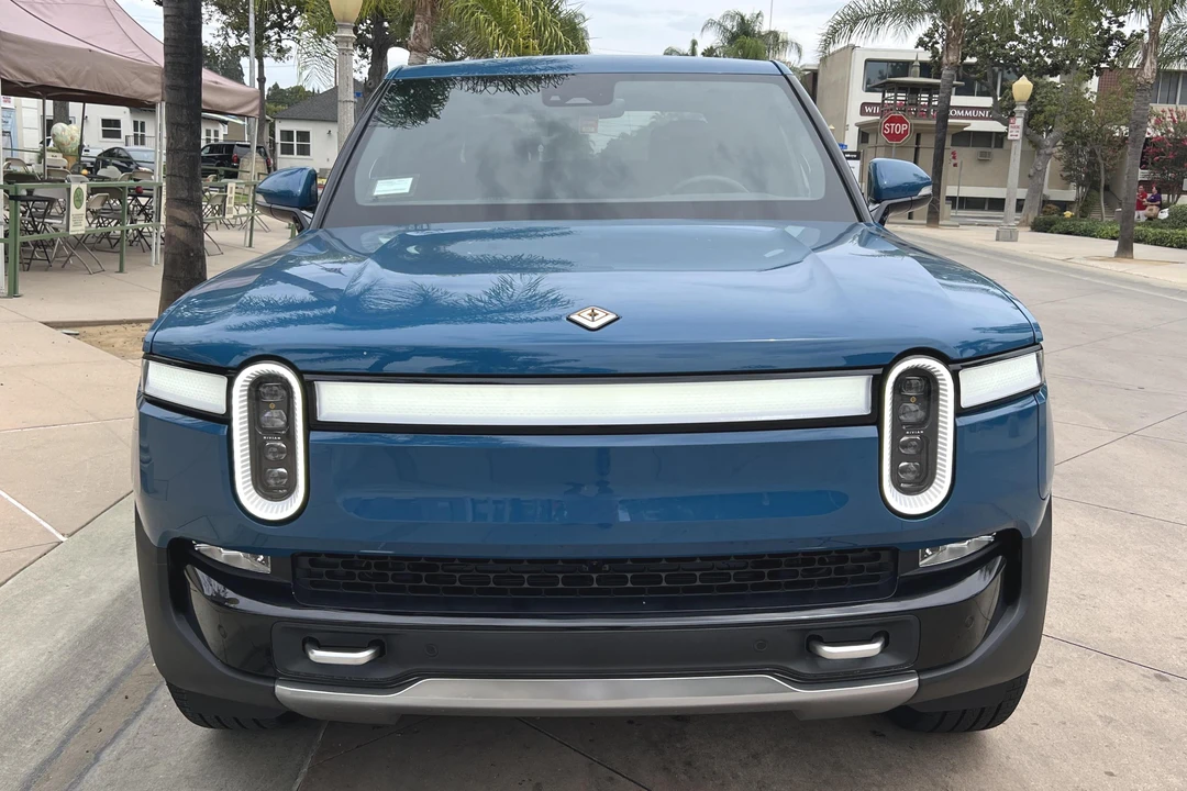 2022 Rivian R1T - Image 2 of 31