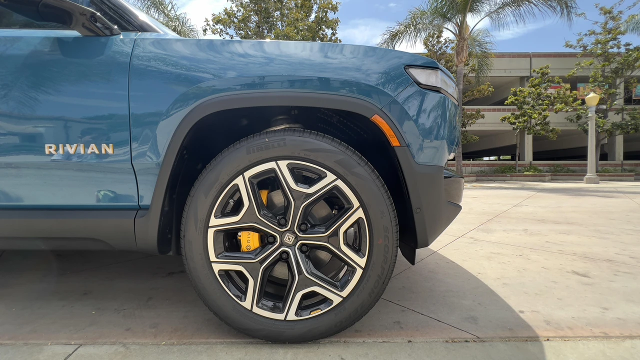 2022 Rivian R1T - Image 22 of 31