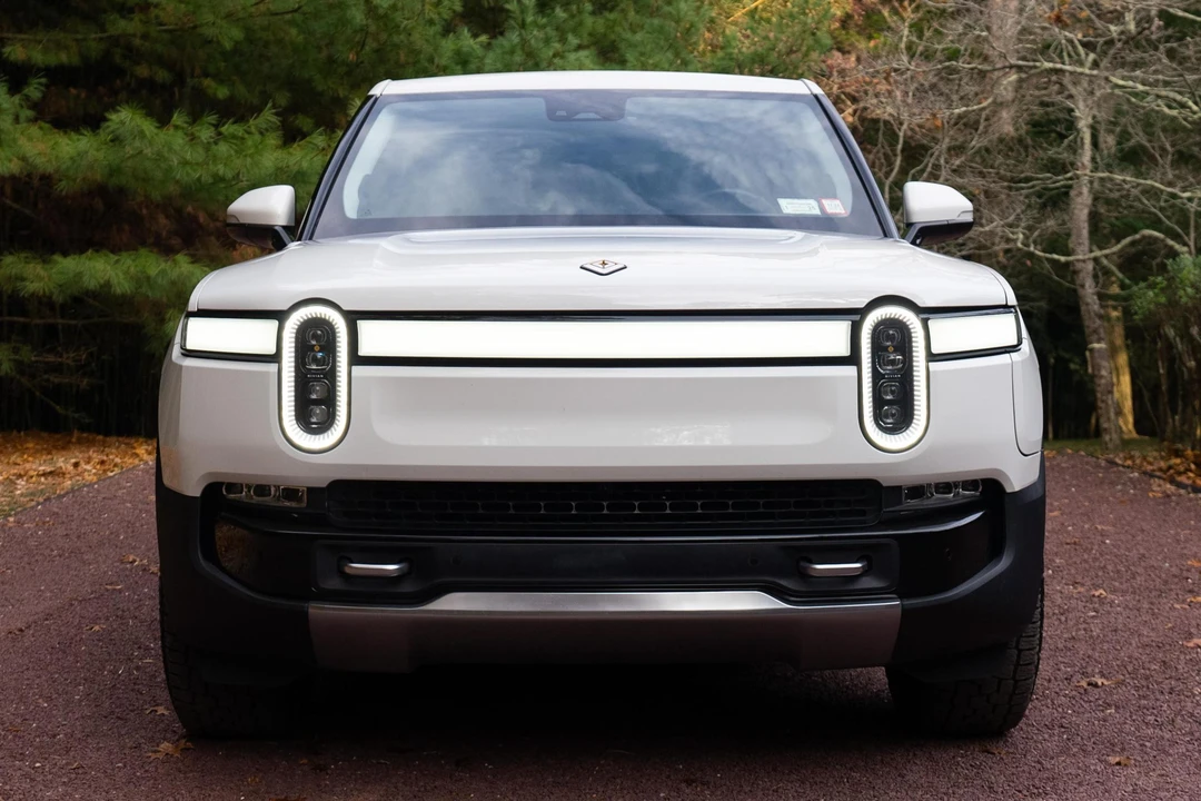 2022 Rivian R1T - Image 2 of 31