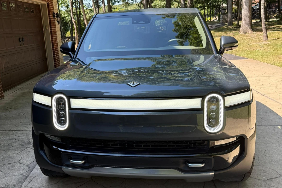2022 Rivian R1T - Image 2 of 31