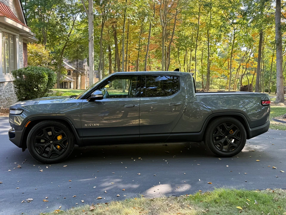 2022 Rivian R1T - Image 7 of 31