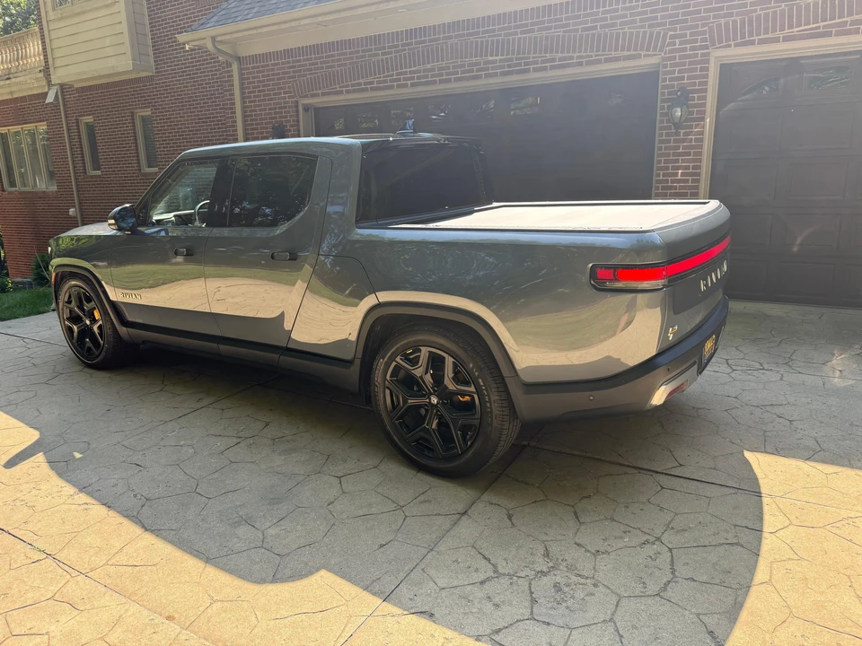 2022 Rivian R1T - Image 8 of 31