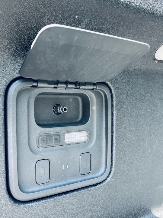 2022 Rivian R1T - Image 17 of 19