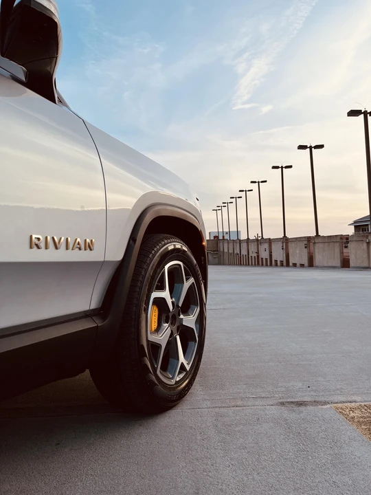 2022 Rivian R1T - Image 18 of 19