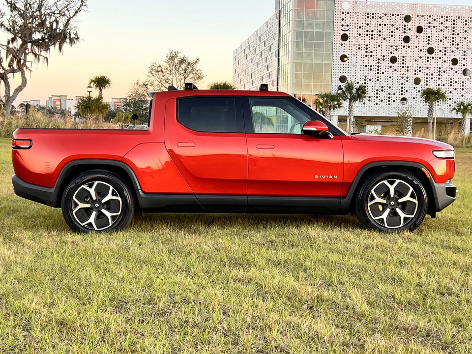 2022 Rivian R1T - Image 15 of 31