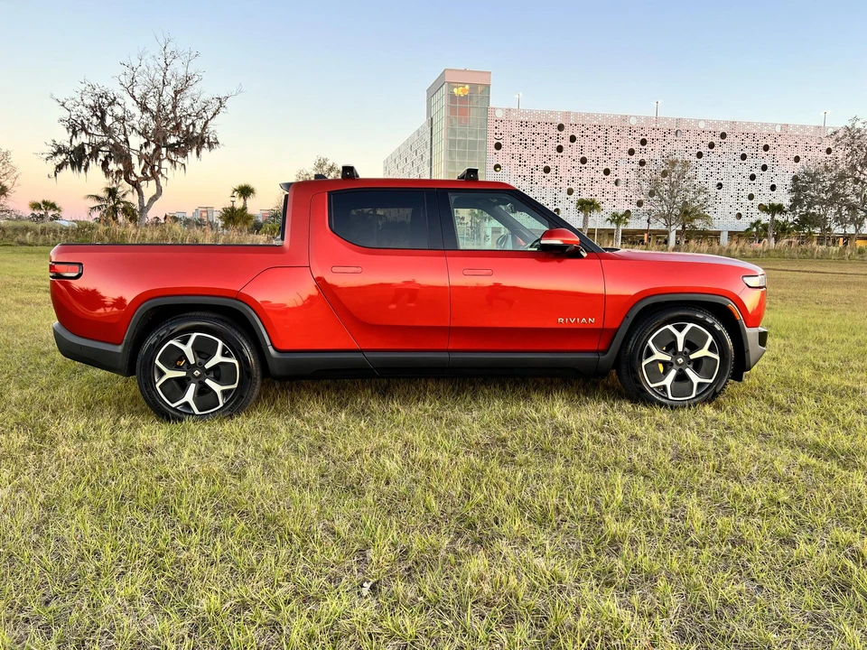 2022 Rivian R1T - Image 14 of 31