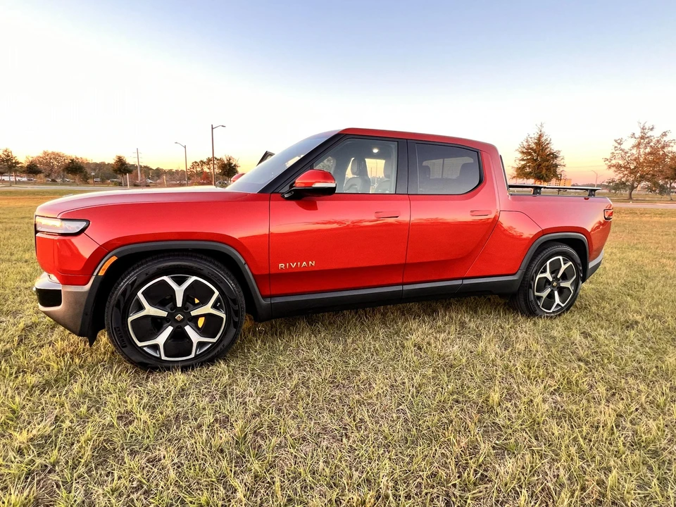 2022 Rivian R1T - Image 10 of 31