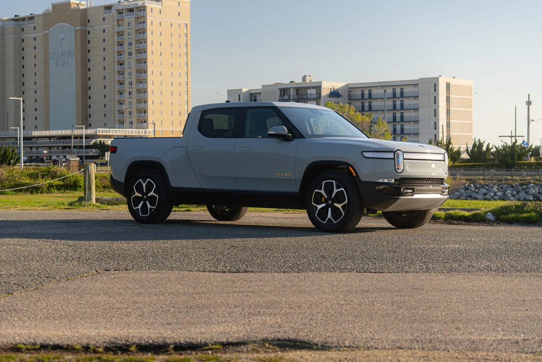 2022 Rivian R1T - Image 2 of 31