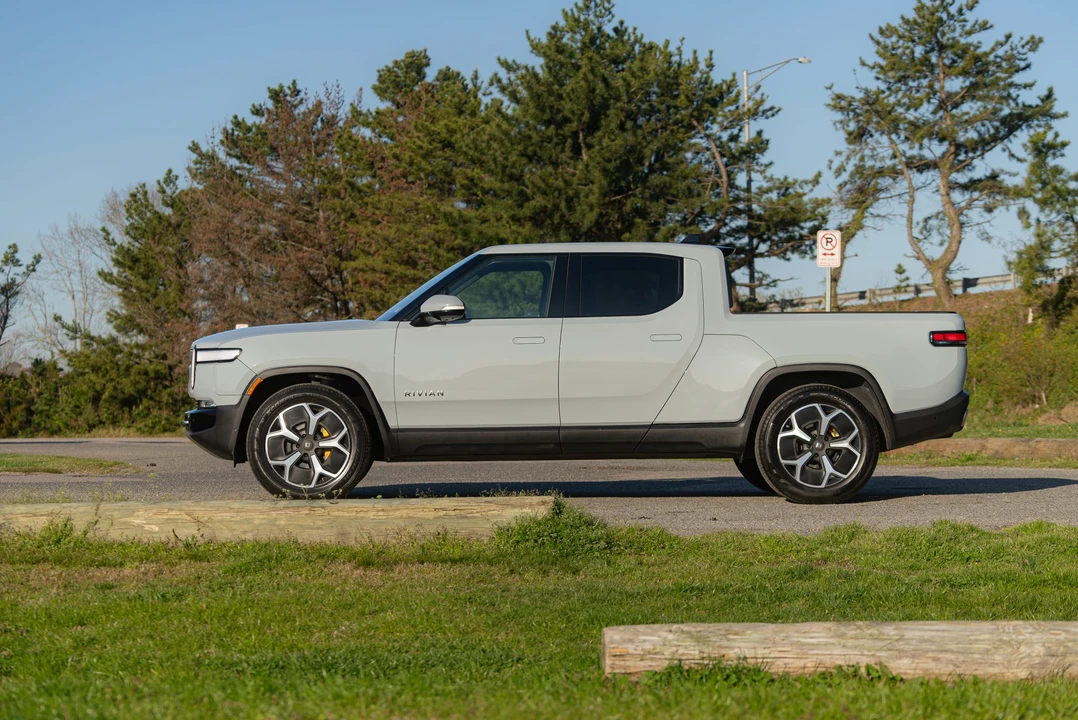 2022 Rivian R1T - Image 7 of 31