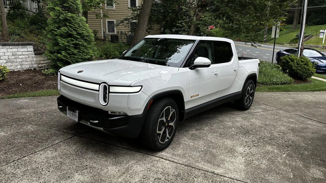 2022 Rivian R1T - Image 2 of 31