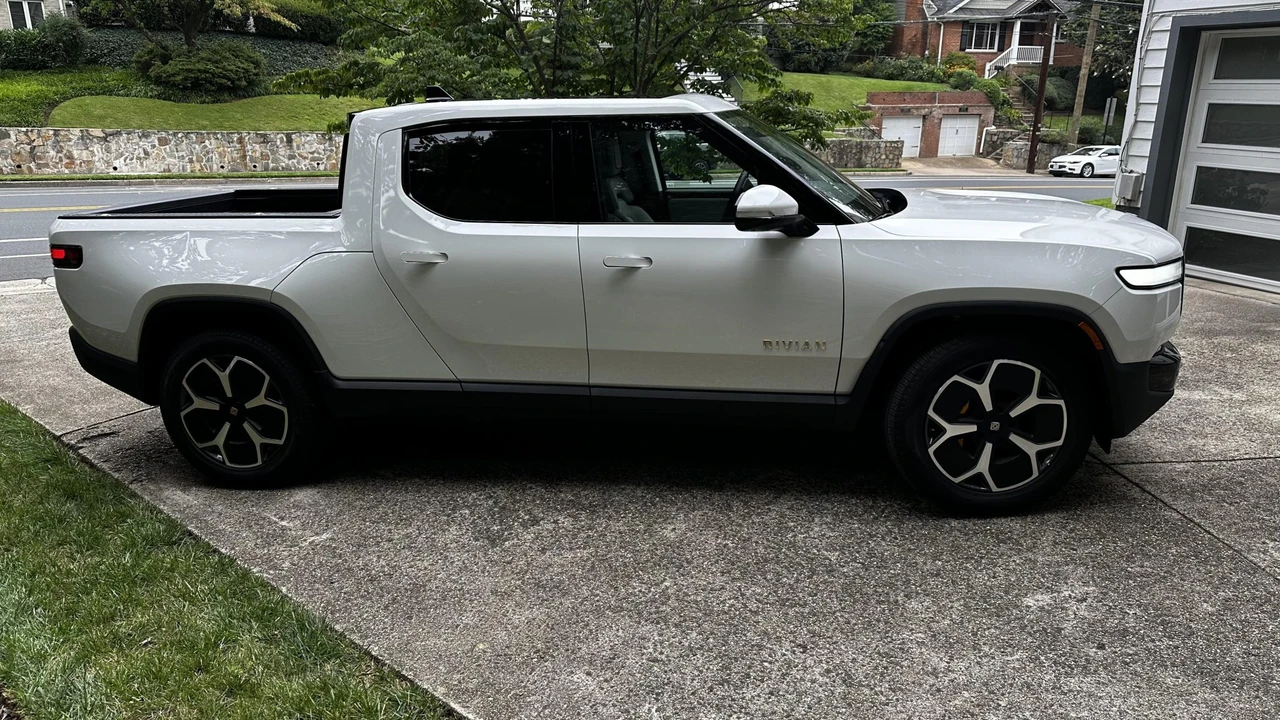 2022 Rivian R1T - Image 7 of 31