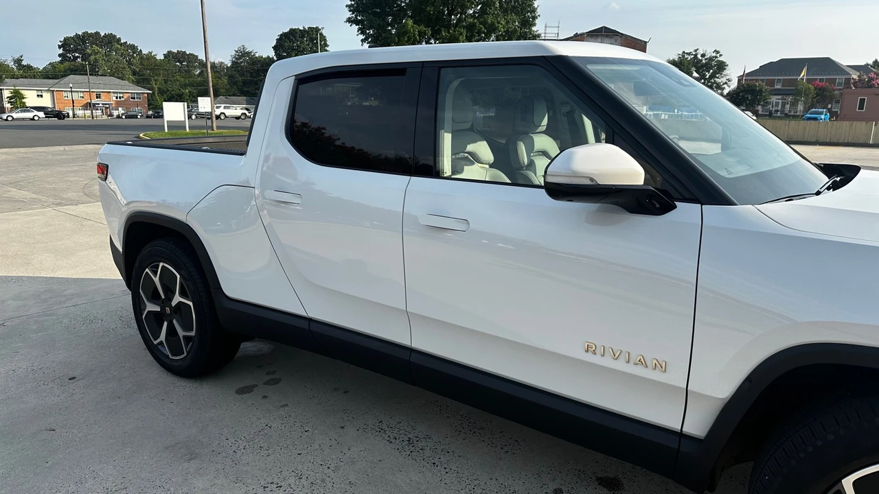 2022 Rivian R1T - Image 26 of 31