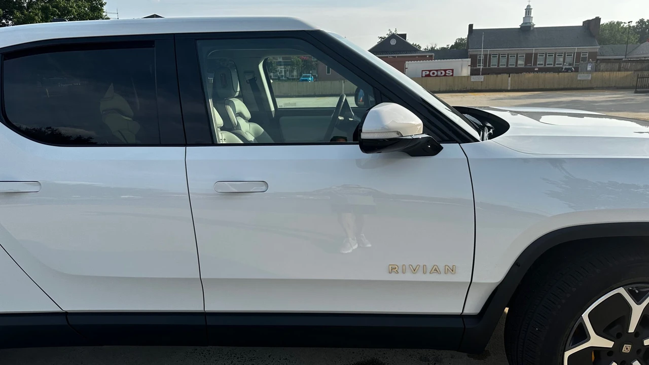 2022 Rivian R1T - Image 25 of 31