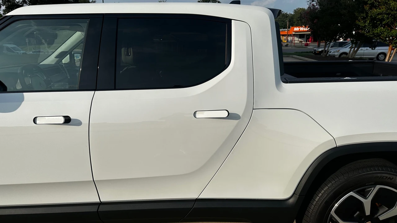 2022 Rivian R1T - Image 18 of 31