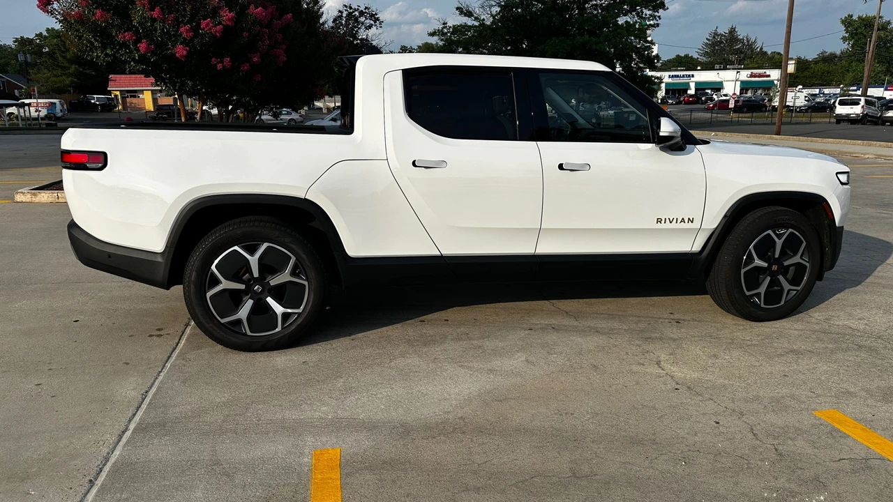 2022 Rivian R1T - Image 14 of 31